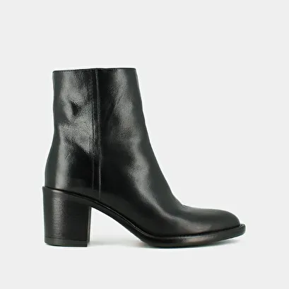 Heeled ankle boots in black leather