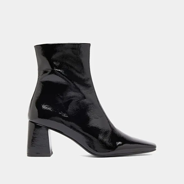 Pointed-toe ankle boots in black pleated patent